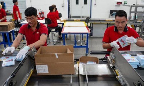 Kẹt giữa hai làn đạn: Việt Nam và vấn đề hàng Trung Quốc trung chuyển