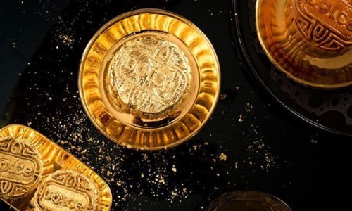 Quan đầu tỉnh cắn bánh Trung Thu vàng bị mẻ răng