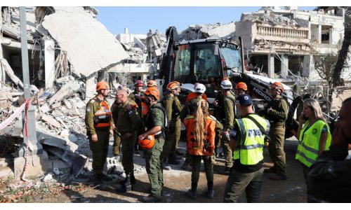 Iran tấn công trả đũa Israel bằng hơn 150 hỏa tiễn, khu vực bộ Quốc Phòng ở Tel Aviv bị oanh kích