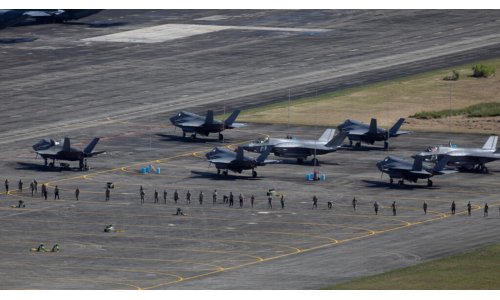 Tổng thống Mỹ triển khai hạm đội hùng hậu ở vịnh Caribê, kêu gọi lãnh đạo Venezuela từ chức