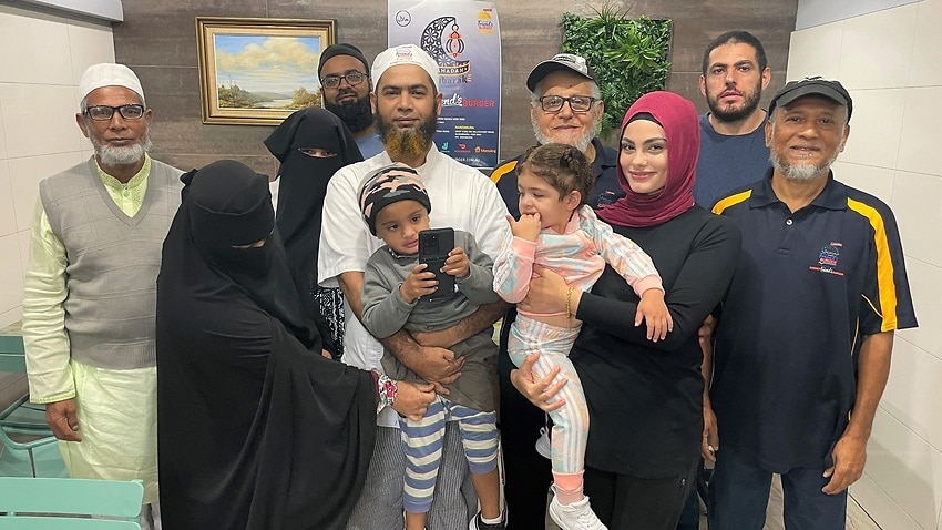 Cộng đồng Hồi giáo ăn mừng tháng lễ Ramadan không có giới hạn COVID-19