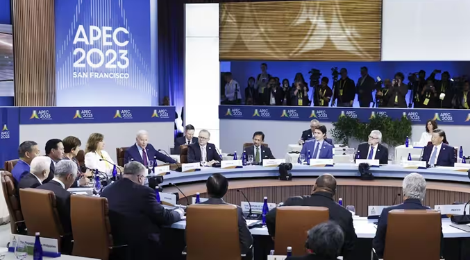 Trở về từ APEC, Albanese đối mặt với chất vấn