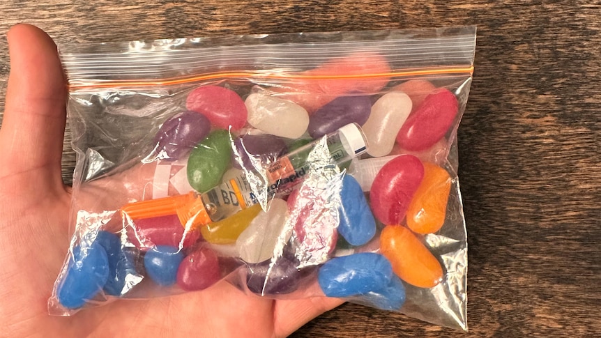 Một thanh niên bị tra hỏi trước một hộp đêm ở Adelaide vì mang theo insulin trị bệnh tiểu đường loại 1 của mình.