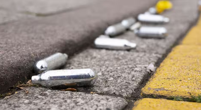 Lạm dụng chất oxit nitơ: không có chuyện đáng gây cười cho người nghiện