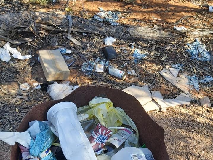 Hàng đống rác thải ra trong ngày lễ bị bỏ lại để cộng đồng Riverland dọn dẹp.