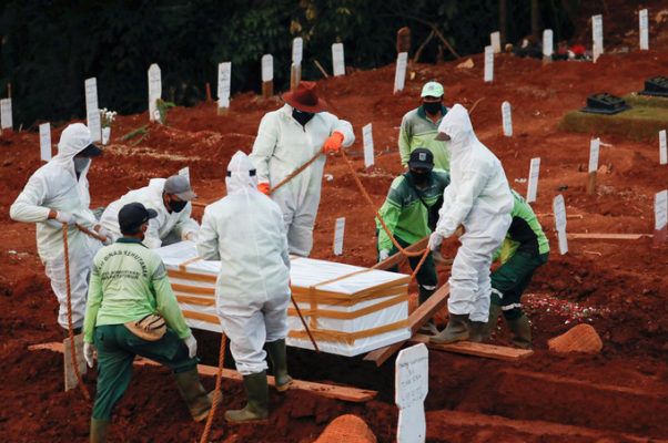 Indonesia: Người chống đeo khẩu trang bị bắt phải đào mộ cho bệnh nhân tử vong vì Covid-19.