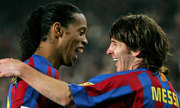 Messi chi tiền cứu Ronaldinho