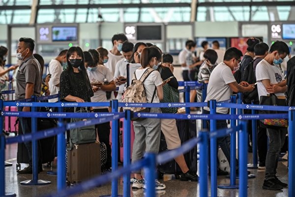 Mỹ vừa dỡ bỏ hạn chế, du học sinh Trung Quốc ùn ùn xuất cảnh