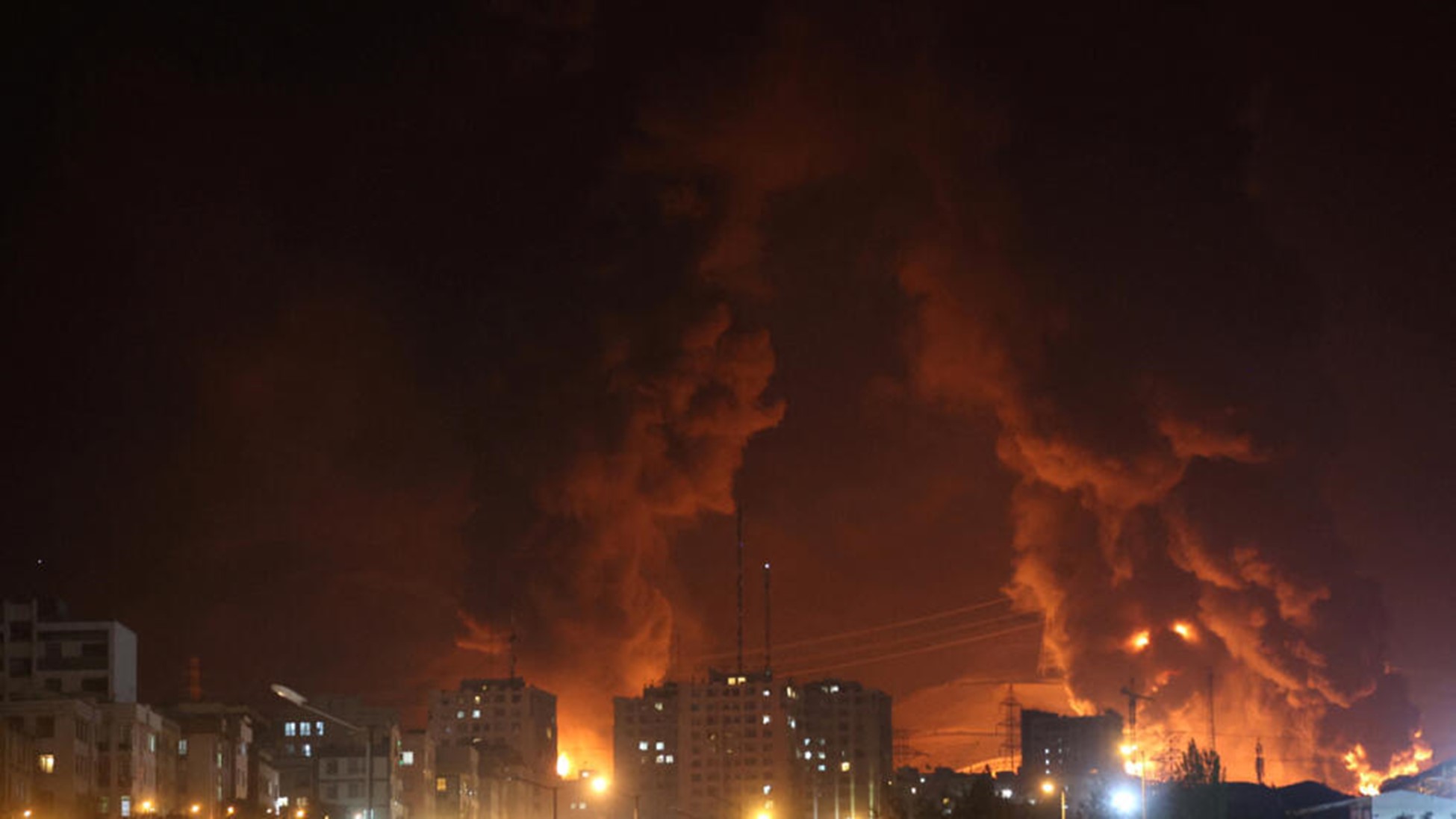 Xung đột ngày thứ 3: 10 người Israel chết, Israel mở rộng oanh kích sang cơ sở kinh tế Iran