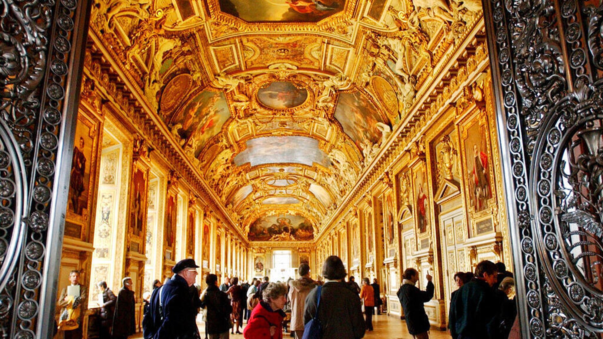 Pháp tiếp tục điều tra về hai nghi phạm vụ trộm bảo tàng Louvre