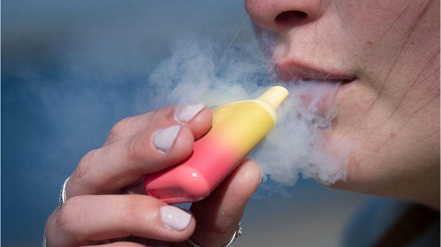 Tin Úc: Tỷ lệ trẻ em ở độ tuổi đi học hút thuốc lá điện tử giảm sau lệnh cấm