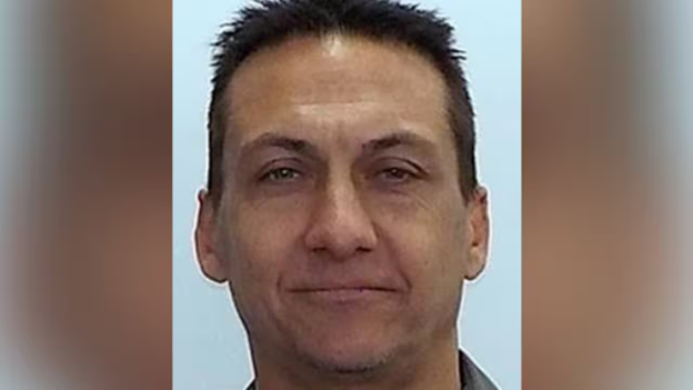 Mang theo võ khí hạng nặng và đang lẩn trốn: Dezi Freeman và phong trào “công dân có chủ quyền” (“sovereign citizens)
