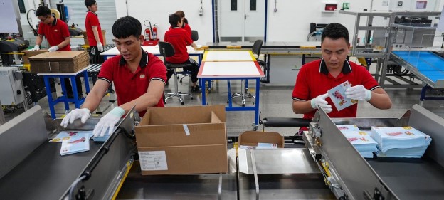 Kẹt giữa hai làn đạn: Việt Nam và vấn đề hàng Trung Quốc trung chuyển