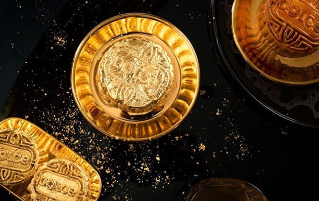 Quan đầu tỉnh cắn bánh Trung Thu vàng bị mẻ răng