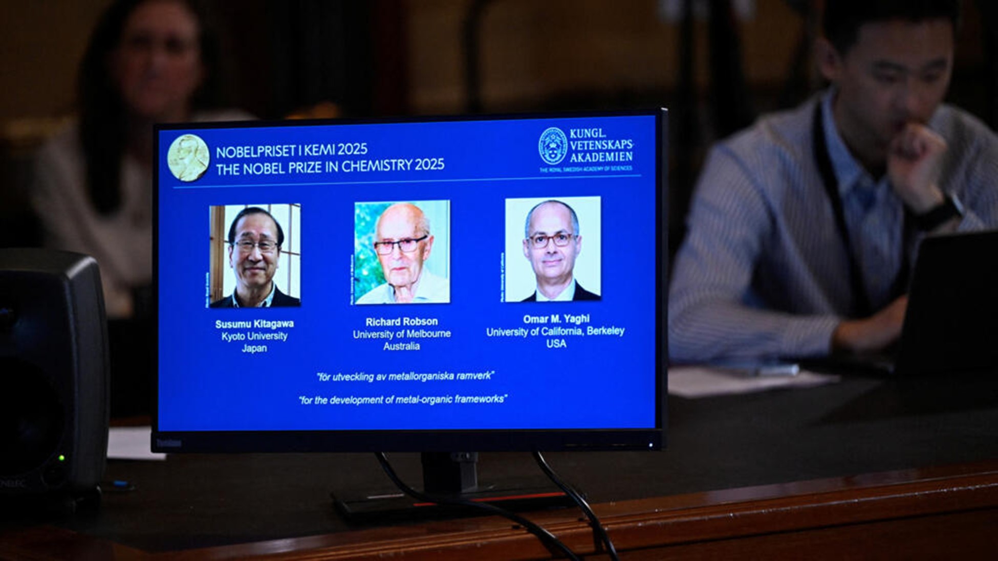 Nobel Hóa Học 2025 được trao cho ba khoa học gia nghiên cứu về sự phát triển các cấu trúc kim loại hữu cơ