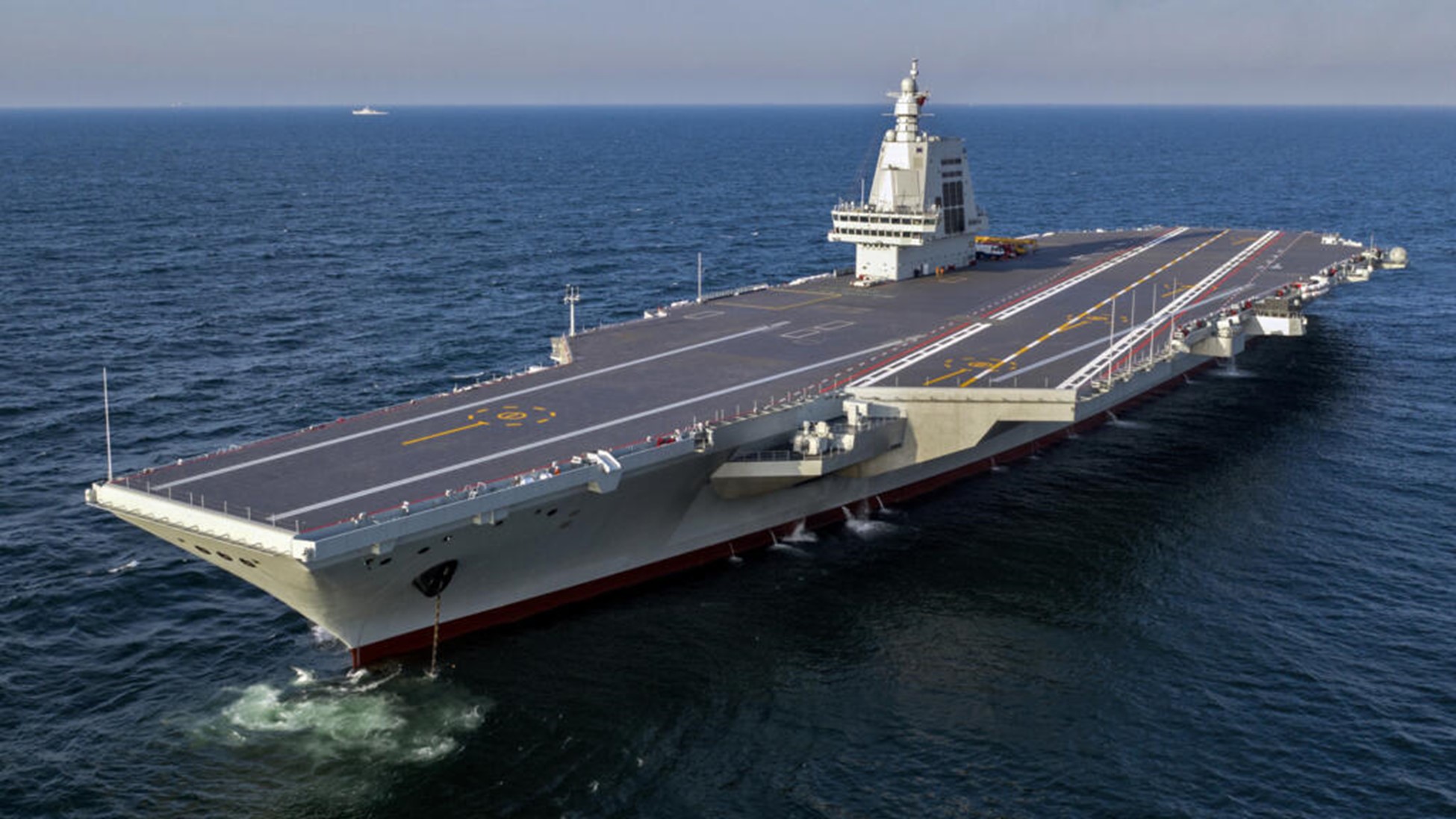 Hàng không mẫu hạm Phúc Kiến hiện đại nhất của Trung Quốc đi qua eo biển Đài Loan