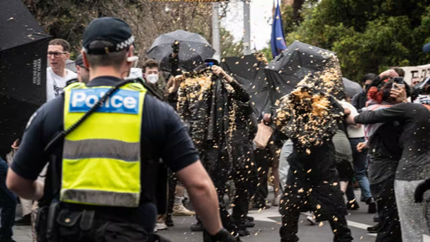Bạo lực bùng phát tại biểu tình ở Melbourne: Hai cảnh sát nhập viện, xử dụng hơi cay và đạn cao su