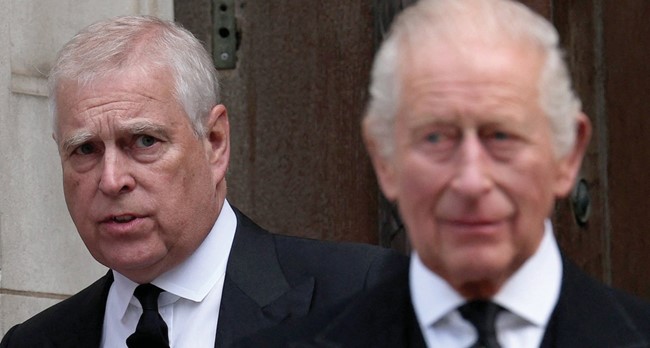 ANH LÀM VUA ĐƯỢC QUYỀN TƯỚC BỎ DANH VỊ “HOÀNG TỬ” CỦA EM ?  Tước hiệu không dính vào da thịt của con vua, cháu chúa Ăng-lê