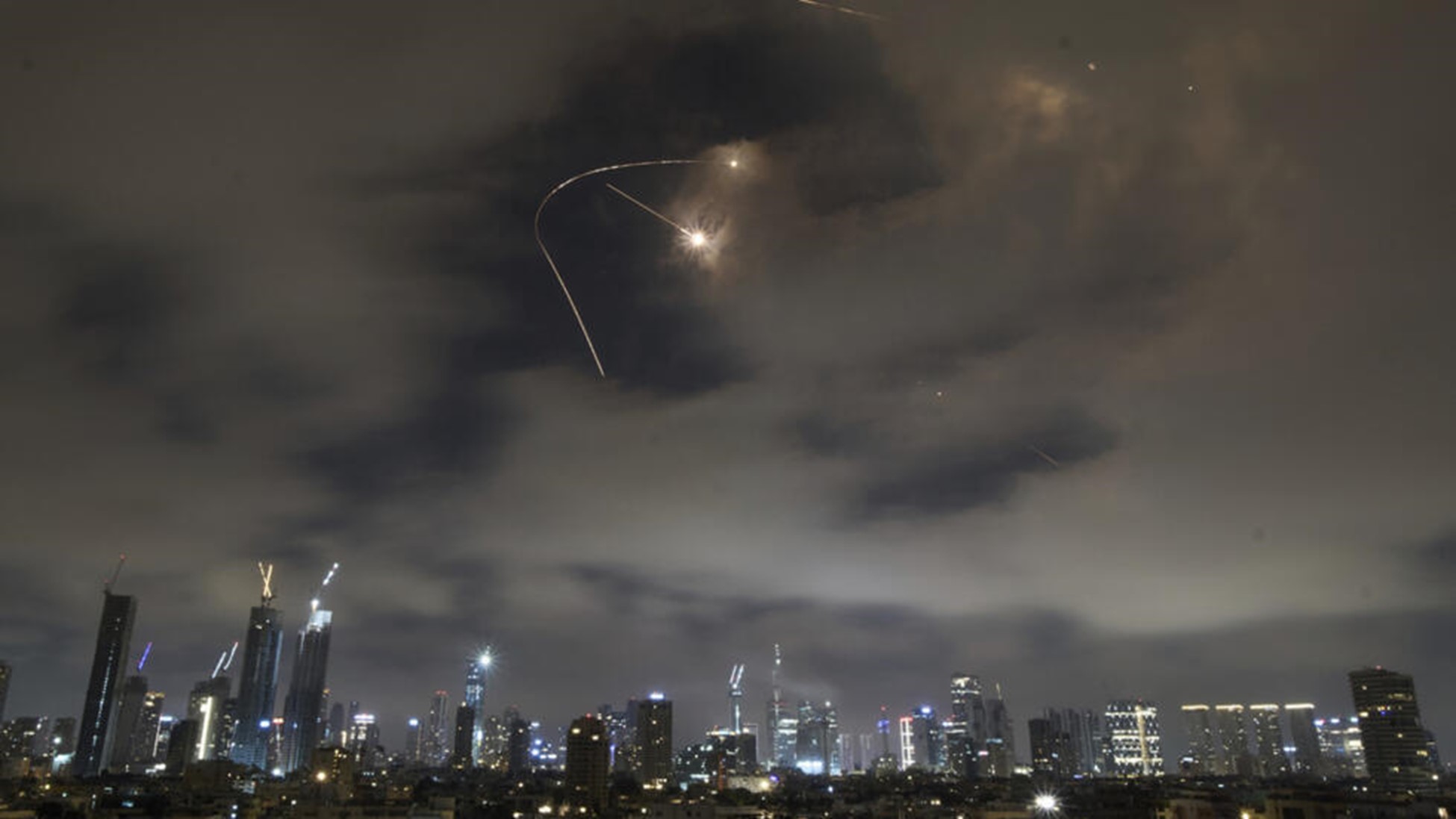 Trung Đông: Israel tấn công cơ sở phân hạch hạt nhân Iran tại Ispahan