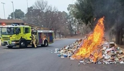 Pin gây cháy, phải đổ 15 tấn rác xuống đường, mất nhiều giờ thu dọn