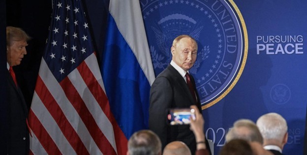  Tại sao Putin cười đắc chí sau khi rời Alaska?