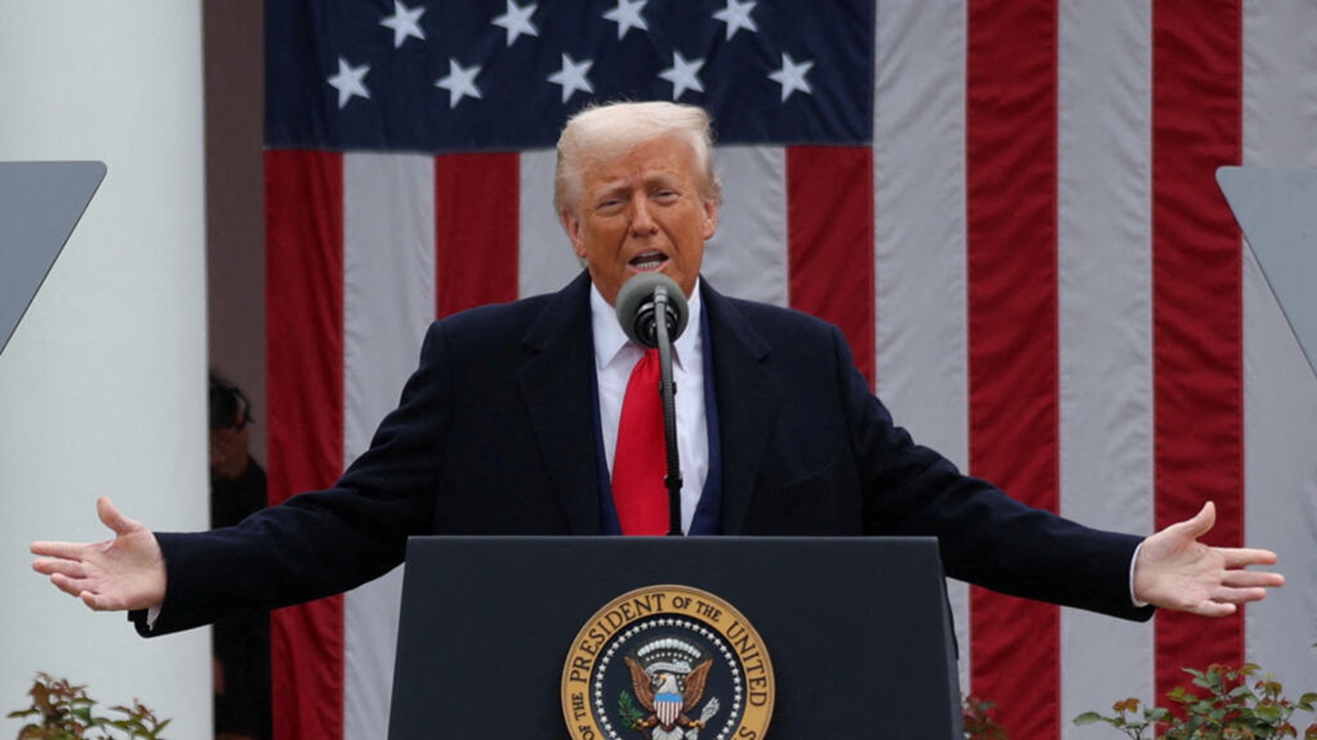 Tổng thống Mỹ Donald Trump dọa đánh thuế 100% đối với hàng bán dẫn