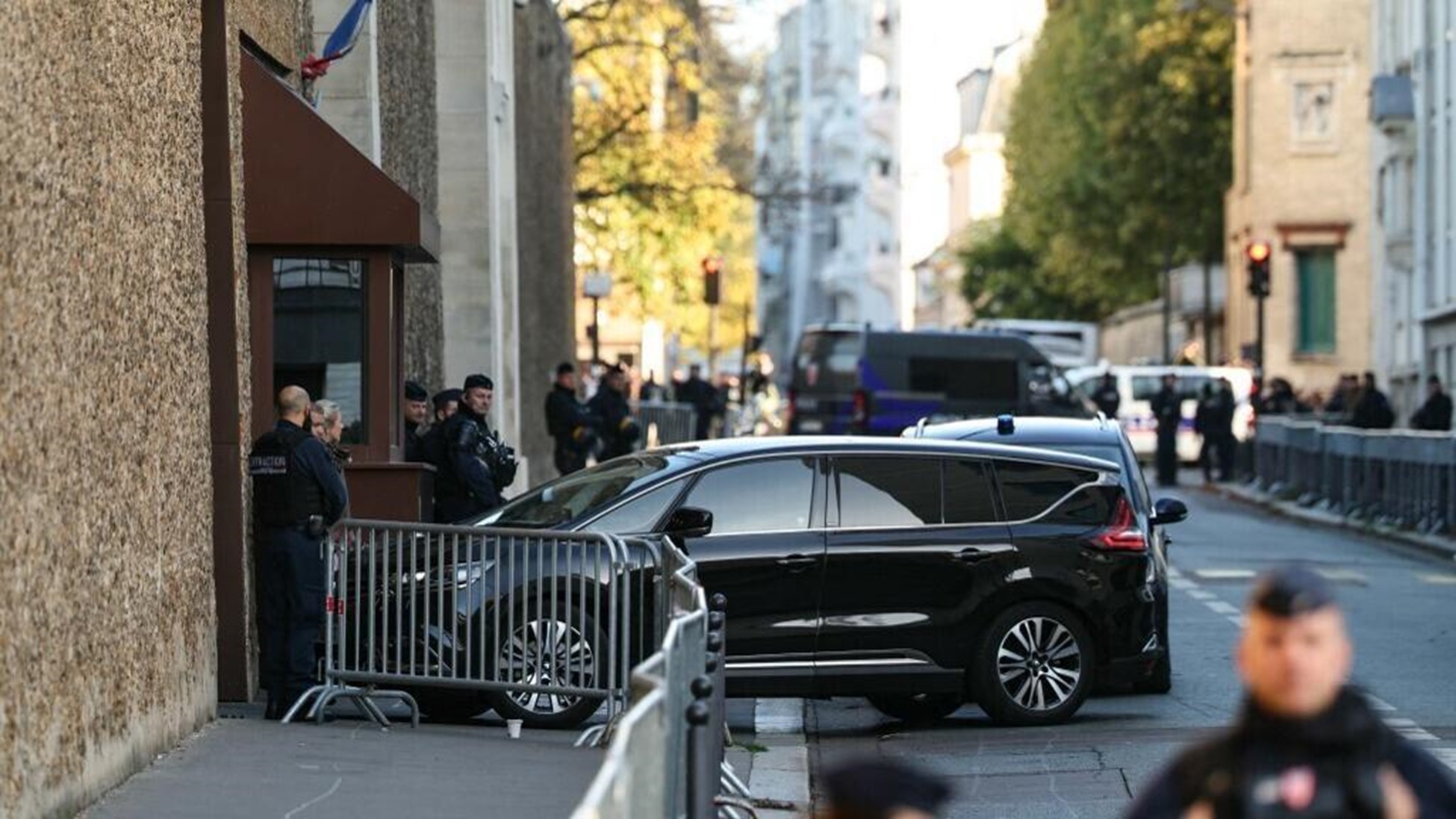 Cựu tổng thống Pháp Nicolas Sarkozy bắt đầu thụ án tù giam