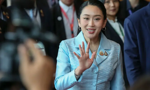 Thủ tướng Thái Lan đối mặt với lời kêu gọi từ chức sau vụ rò rỉ điện thoại