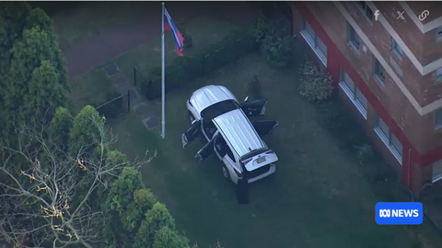 Xe tông vào cổng lãnh sự quán Nga tại Sydney