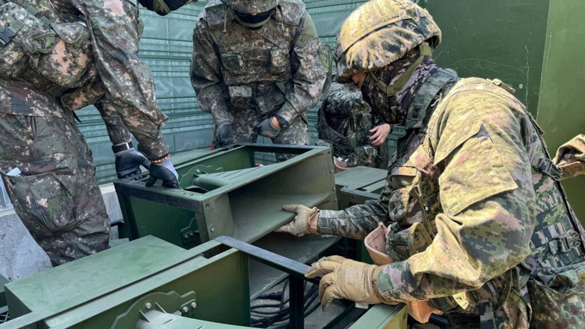 Nam Hàn dỡ loa phát thanh âm nhạc và tin tức sang Bắc Hàn nhằm hạ nhiệt căng thẳng