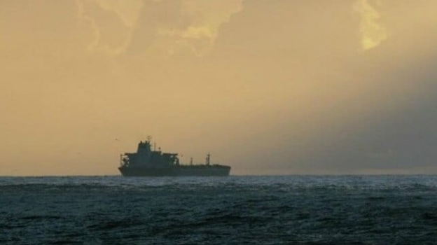 Tàu khu trục Mỹ chặn đường tàu chở dầu Shadow Tanker bị trừng phạt đến Venezuela