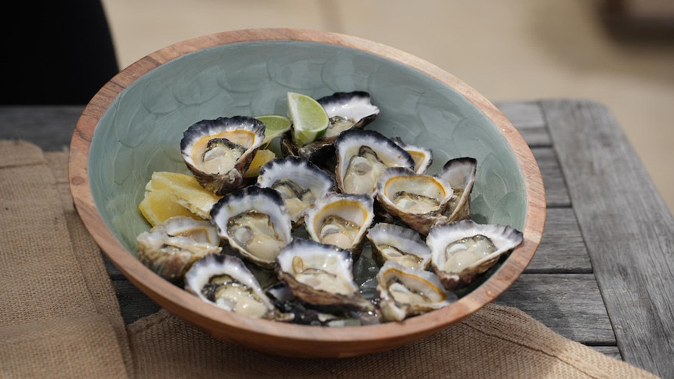 Hoạt động thu hoạch hàu tại vịnh Franklin Habour phải đóng cửa do tảo độc nở hoa, một khu vực khác được mở cửa trở lại