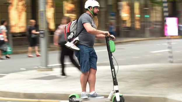Tai nạn e-scooter gia tăng: nhiều lời kêu gọi luật đồng bộ và kiểm soát nghiêm ngặt hơn