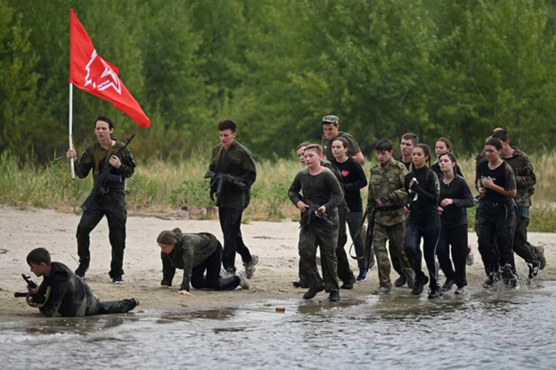 'Chúng cháu ném lựu đạn!' – Trẻ em Nga mới 8 tuổi đã tập huấn quân sự