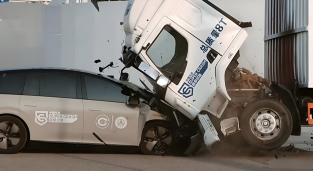 Hãng xe hơi Trung Quốc bị phanh phui làm phim (video) giả thử nghiệm đụng xe, dùng xe tải mua lậu để lăng-xê mẫu xe điện mới!