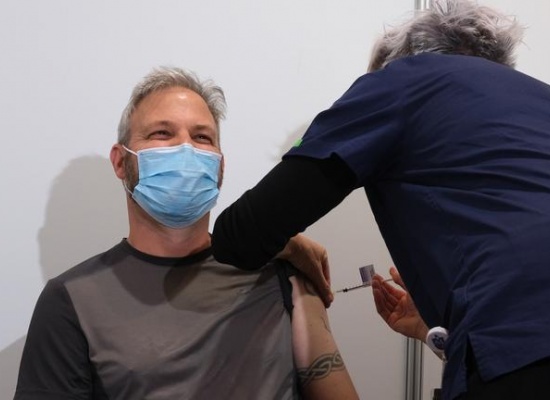 Giám đốc Y tế Brett Sutton đã được tiêm vaccine AstraZeneca trong nỗ lực tăng cường niềm tin vào vaccine
