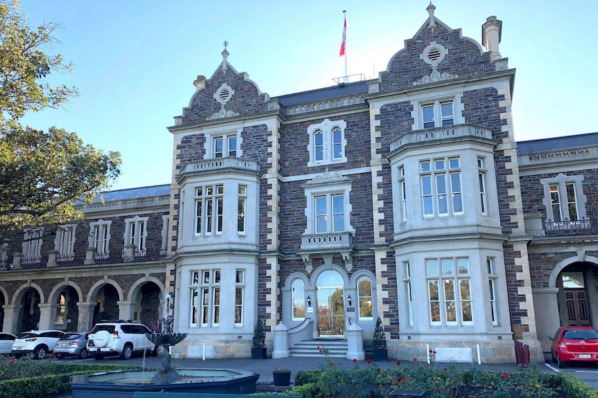 Trường học nam sinh ở Adelaide ủng hộ học sinh chuyển giới