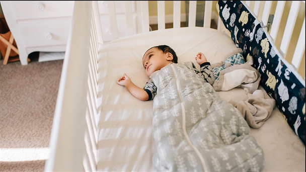 Khuyến cáo khi dùng túi ngủ dày nặng cho trẻ sơ sinh